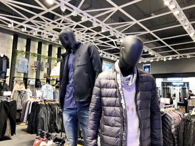 Rishon Le Zion, İsrail - 17 Aralık 2017: giyim mağazası içinde Azrieli alışveriş merkezinde Rishon Le Zion