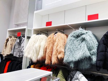 Bir dükkanda bir askı üzerinde modern giysiler. 