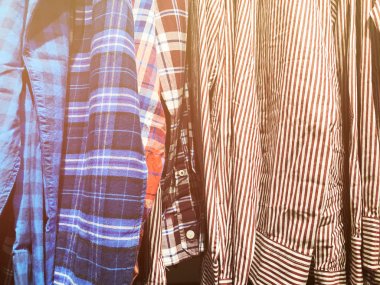 Depodaki askı kadın ve erkek gömlek. 