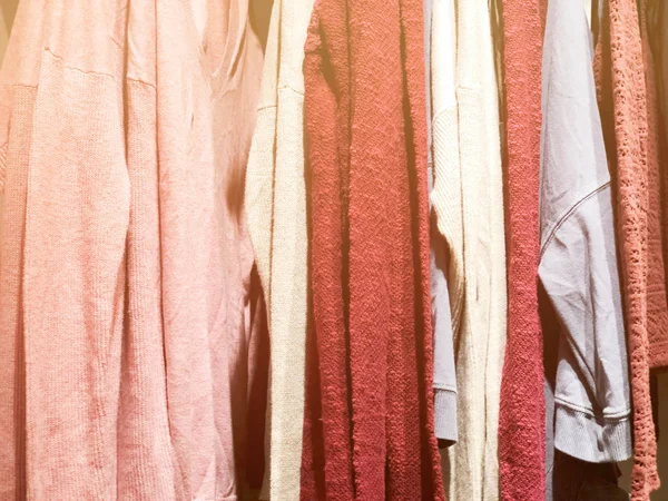 Nowoczesne ubrania w sklepie na wieszaku. — Zdjęcie stockowe
