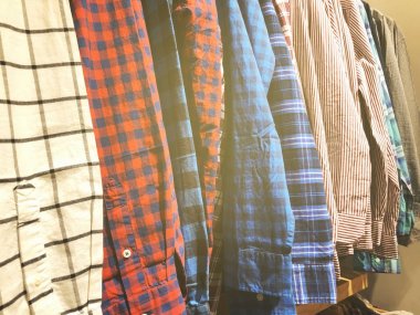 Depodaki askı kadın ve erkek gömlek.