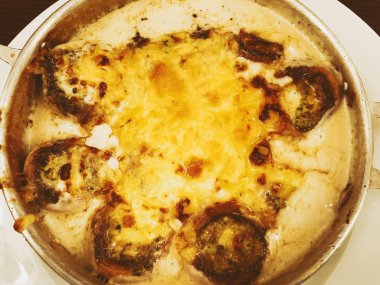  bir tavada mantar kremalı sos ve peynir pişmiş