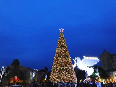 Haifa, İsrail - 22 Aralık 2017: Noel ağacı ve Hanukkah menorah Hayfa'daki güvercin şeklinde