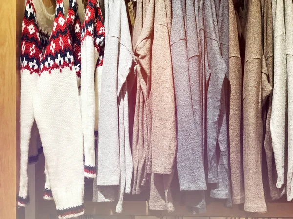 Suéteres en la percha en la tienda . — Foto de Stock