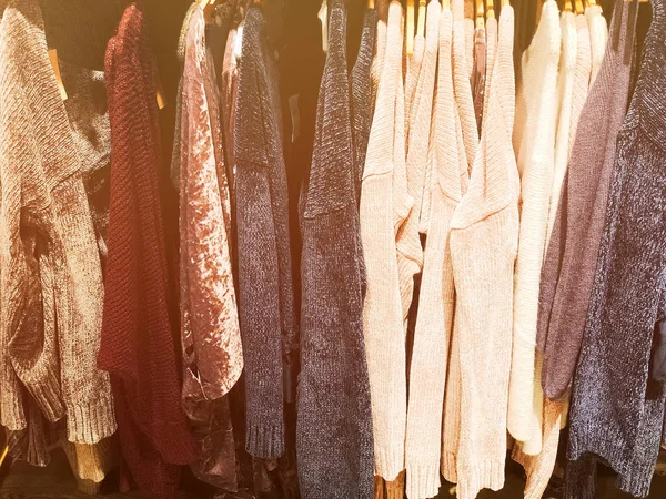 Suéteres en la percha en la tienda . —  Fotos de Stock