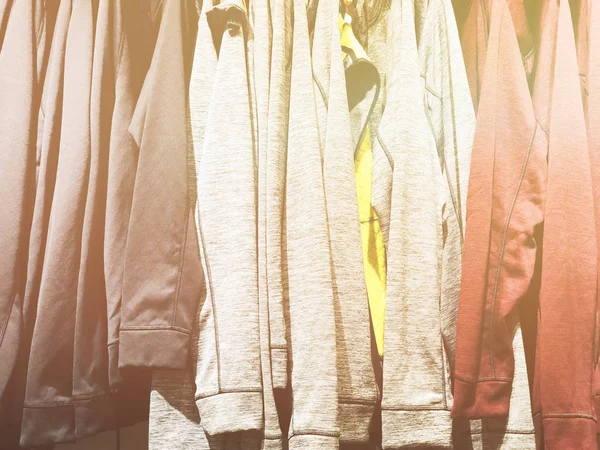 Ropa moderna en una tienda en una percha . —  Fotos de Stock