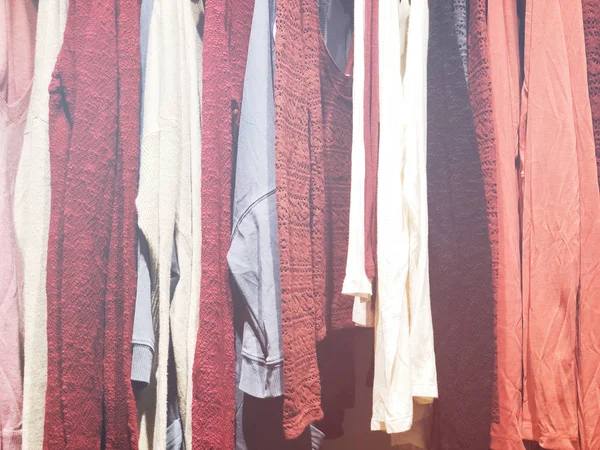 Moderna kläder i en butik på en galge. — Stockfoto