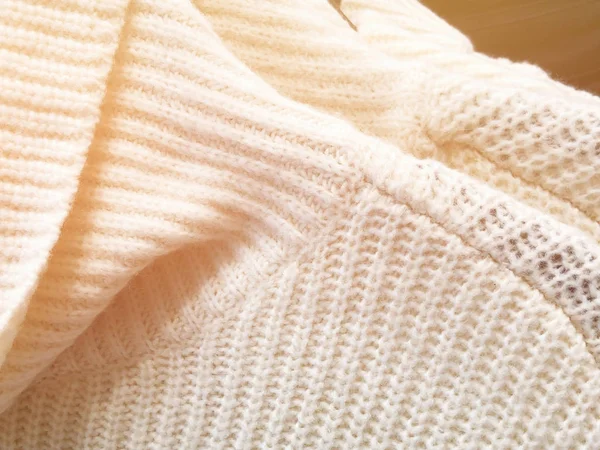 여자 스웨터가 게에서 걸이에. — 스톡 사진
