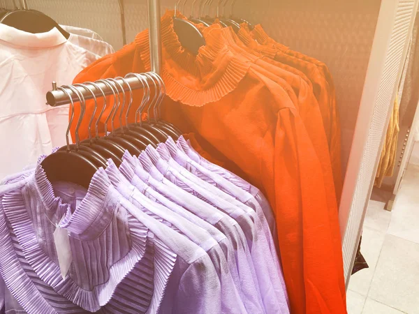 Camisas de mujer en la percha en la tienda . —  Fotos de Stock