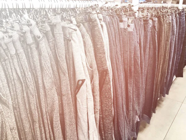 Pantalones de los hombres están luciendo en una percha en la tienda . —  Fotos de Stock