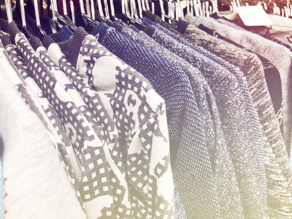 Swetry na wieszaku w sklepie. — Zdjęcie stockowe