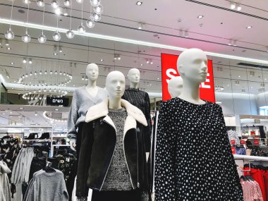 Rishon Le Zion, İsrail - 3 Ocak 2018: giyim mağazası içinde Azrieli alışveriş merkezinde Rishon Le Zion