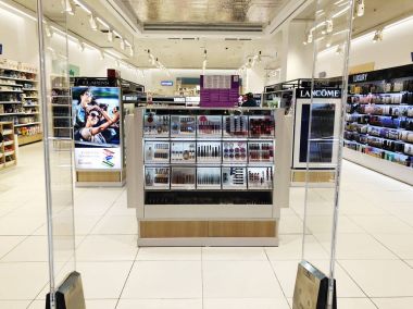 Rishon Le Zion, İsrail - 3 Ocak 2018: Kozmetik deposunda Rishon Le Zion alışveriş merkezinde