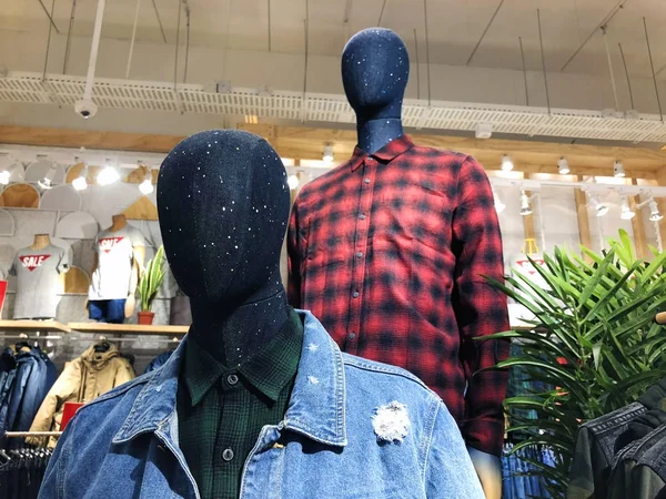 Ruhákat a mannequins a boltban. Shopping mall. — Stock Fotó