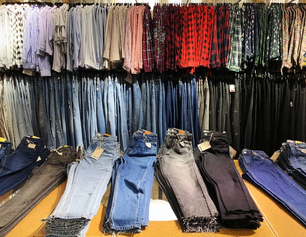 Rishon le zion, Israel - 3. Januar 2018: im Bekleidungsgeschäft des azrieli Kaufhauses in rishon le zion — Stockfoto