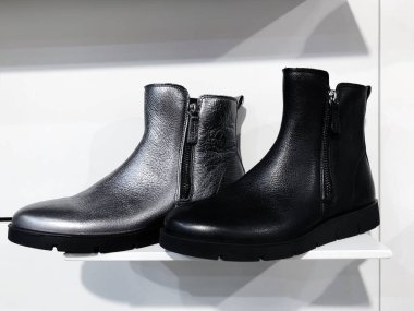 Mağaza raflarında yakın çekim üzerinde şık Ayakkabı.