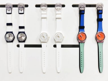 Rishon Le Zion, İsrail - 17 Aralık 2017: bir mağazada maruz saatler izle. 