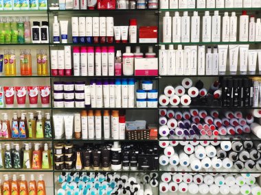 Rishon Le Zion, İsrail - 29 Aralık 2017: Cilt Bakımı ve kozmetik ürünleri bir mağazada sergilenen. 