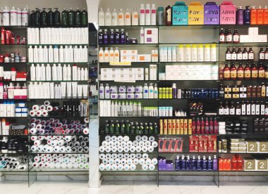 Rishon Le Zion, İsrail - 29 Aralık 2017: Cilt Bakımı ve kozmetik ürünleri bir mağazada sergilenen. 