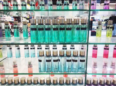 Rishon Le Zion, İsrail - 29 Aralık 2017: Cilt Bakımı ve kozmetik ürünleri bir mağazada sergilenen. 