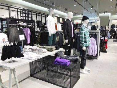 Rishon Le Zion, İsrail - 3 Ocak 2018: giyim mağazası içinde Azrieli alışveriş merkezinde Rishon Le Zion