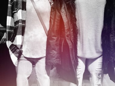 Kıyafetleri mankenler bir dükkanda üzerinde. Alışveriş Merkezi.