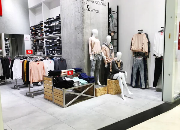 RISHON LE ZION, ISRAEL-ENERO 3, 2018: Dentro de la tienda de ropa en Azrieli Department Store en Rishon Le Zion — Foto de Stock