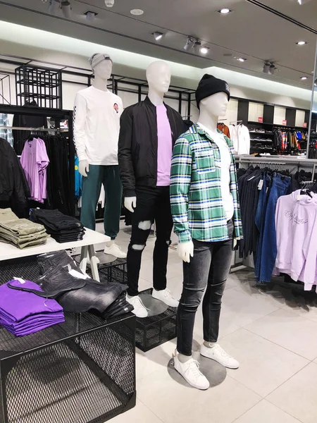 Rishon Le Zion, Izrael - 3 stycznia 2018: wewnątrz Sklep odzieżowy w Azrieli Department Store w Rishon Le Zion — Zdjęcie stockowe