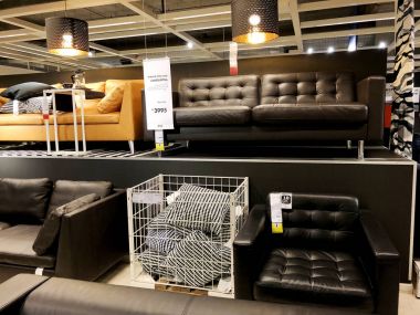  Rishon Le Zion, İsrail - 16 Aralık 2017: iç mobilya mağaza 