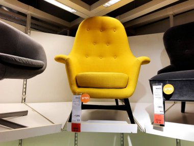 Rishon Le Zion, İsrail - 16 Aralık 2017: renkli koltuk evin içinde bir iç olarak satışa. 