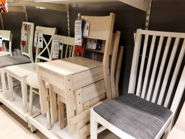 Rishon Le Zion, İsrail - 16 Aralık 2017: bir iç House olarak satışa sandalyeler. Moda