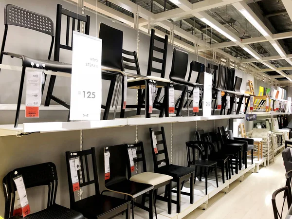 RISHON LE ZION, ISRAEL - 16 DE DICIEMBRE DE 2017: Tienda de muebles de interior "Ikea" en Israel. Fundada en Suecia en 1943 Ikea es el minorista de muebles más grande del mundo . —  Fotos de Stock