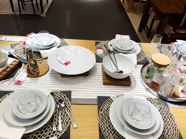 RISHON LE ZION, ISRAEL - 16 DE DICIEMBRE DE 2017: Decoración de mesa. Placa con servilleta de lino gris, tenedor y cuchara, fondo de madera, vista superior — Foto de Stock