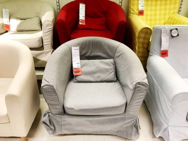 Rishon Le Zion, İsrail - 16 Aralık 2017: renkli koltuk evin içinde bir iç olarak satışa. 