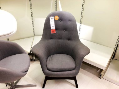 Rishon Le Zion, İsrail - 16 Aralık 2017: renkli koltuk evin içinde bir iç olarak satışa. 