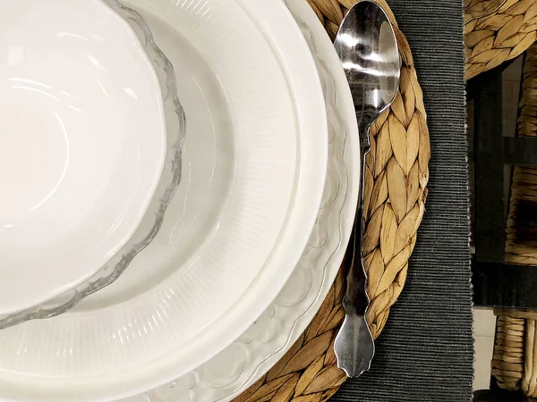 Ajuste de mesa de un plato blanco vacío con cuchara de plata — Foto de Stock