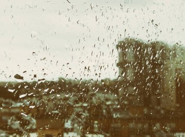 Su damla yağmur cam pencere üzerinde