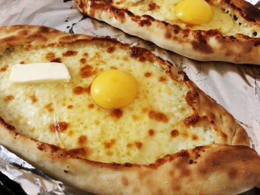  Acara khachapuri, açık ekmek peynir ve yumurta sarısı ile doldurulmuş. 