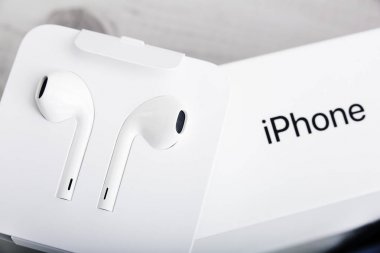 Tel Aviv, İsrail - 23 Kasım 2017: Iphone X akıllı telefon kulaklık ile. En son Apple Iphone 10 cep telefonu. 