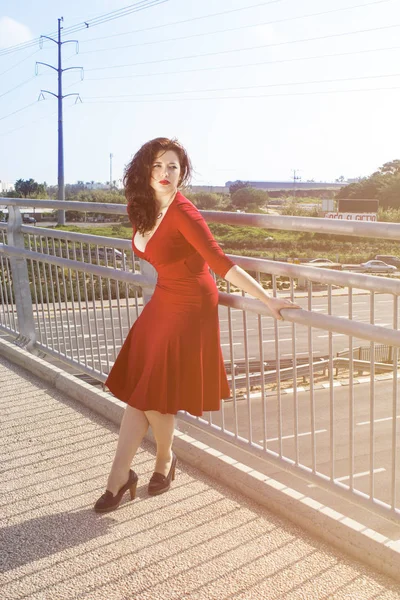 Ganztägiges Porträt einer Modefrau im roten Kleid — Stockfoto