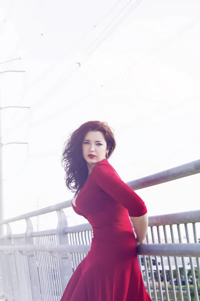 Retrato de longitud completa de la mujer de moda en vestido rojo — Foto de Stock