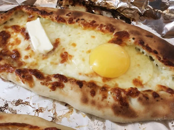 Adjarian khachapuri, pâine deschisă umplută cu brânză și gălbenuș de ou . — Fotografie, imagine de stoc