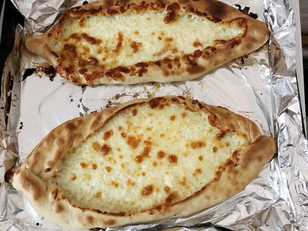  Acara khachapuri, açık ekmek peynir ve yumurta sarısı ile doldurulmuş. 