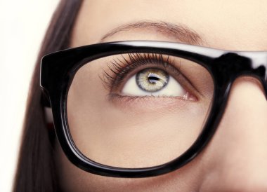 Güzel bir anlayışlı kadın bakışı. Yakın çekim..