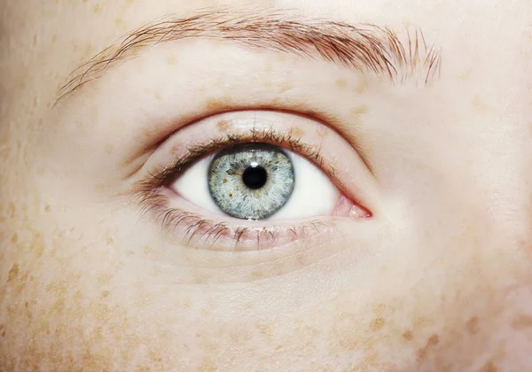 Krásný pronikavý pohled ženského oka. Zavřít snímek. — Stock fotografie