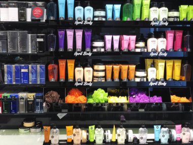 Rishon Le Zion, İsrail - 12 Ocak 2018: Cilt Bakımı ve kozmetik ürünleri bir mağazada sergilenen. 