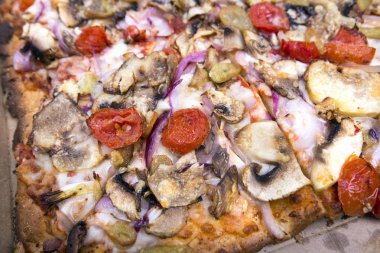 Güzel pizza teslimat kutusu. Pizza sipariş etmek. Pizza bir karton kutu içinde