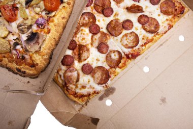 Güzel pizza teslimat kutusu. Pizza sipariş etmek. Pizza bir karton kutu içinde