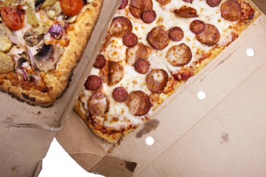 Güzel pizza teslimat kutusu. Pizza sipariş etmek. Pizza bir karton kutu içinde