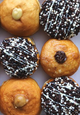 Hanuka kutlaması için ekmek üzerinde taze çörek görüntülemek. 